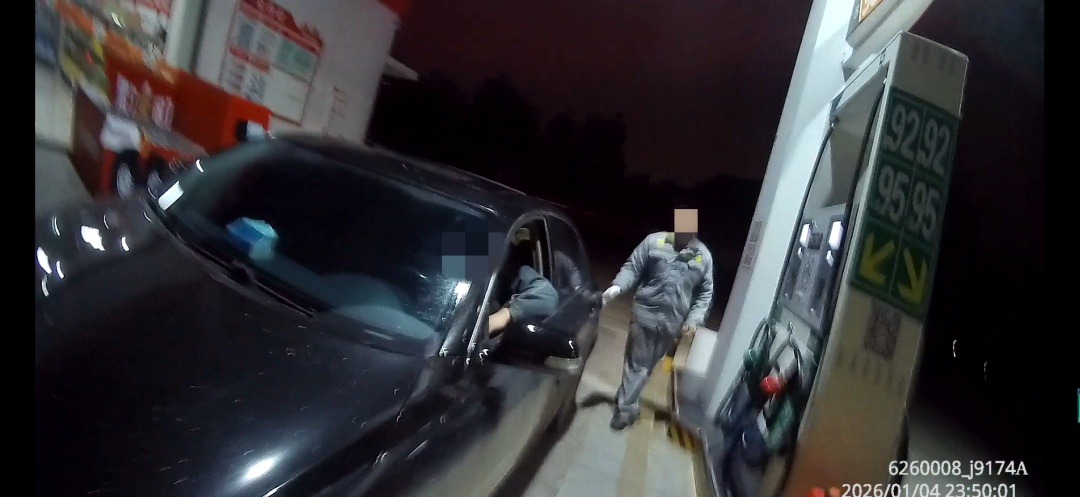 广西一男子无证驾驶开车遇夜查，突然拐进加油站，于是……