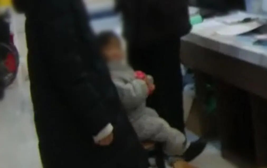 2岁小孩在杭州一商场走丢，警民携手快速寻回！00后外地宝妈：“一定再来杭州！”