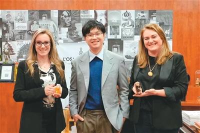 他把百香果与巧克力调成香水，还火到了国际上