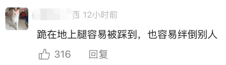 事发上海地铁！女孩跪地在座位写作业，大爷质疑，网友也吵翻了…