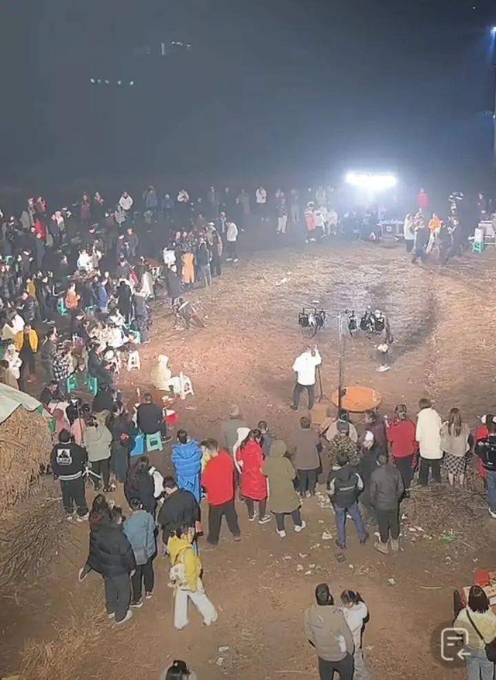 女子不会杀猪网上求助，上千人驱车来帮忙，10万人在线围观