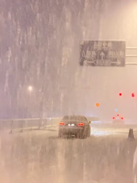 广东人特意跑威海看雪：晚上路上没什么人，都是南方人在玩雪