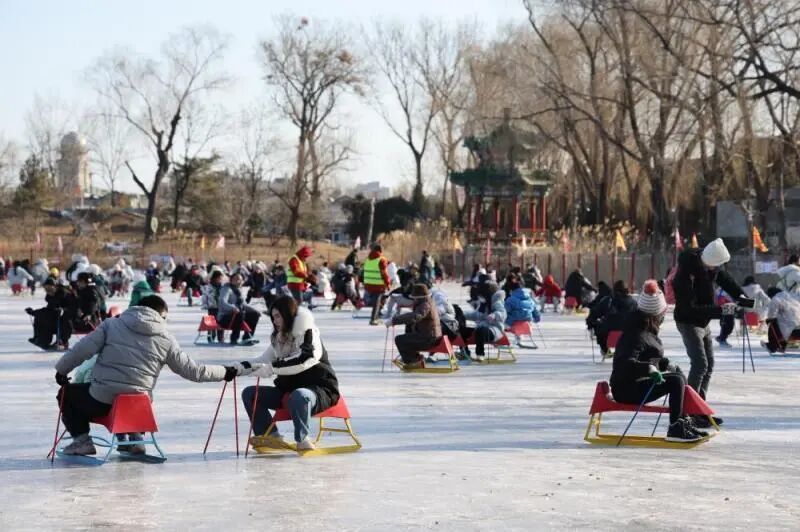 “哧溜……”听，这是北京冬天最快乐的声音