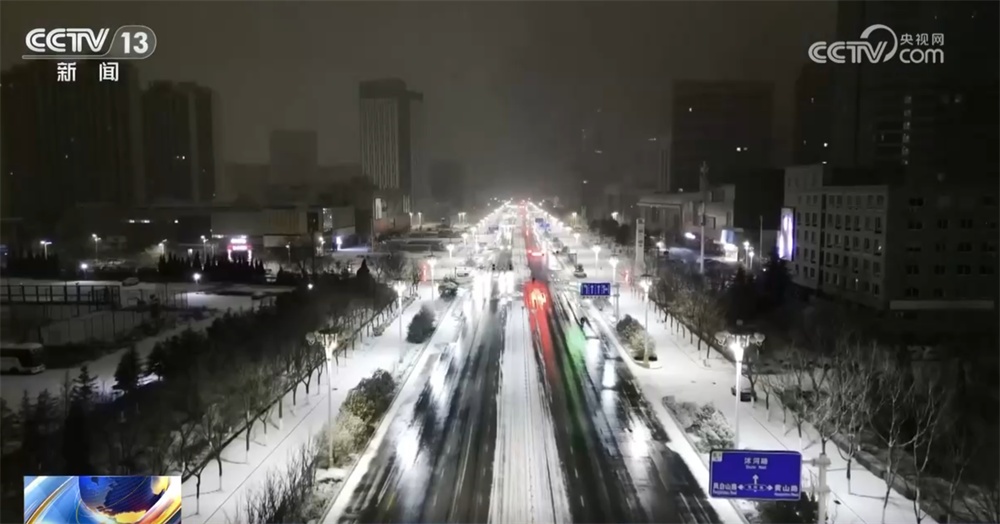 山东多地积极行动迎“雪”而上 全力以赴保障道路交通正常有序