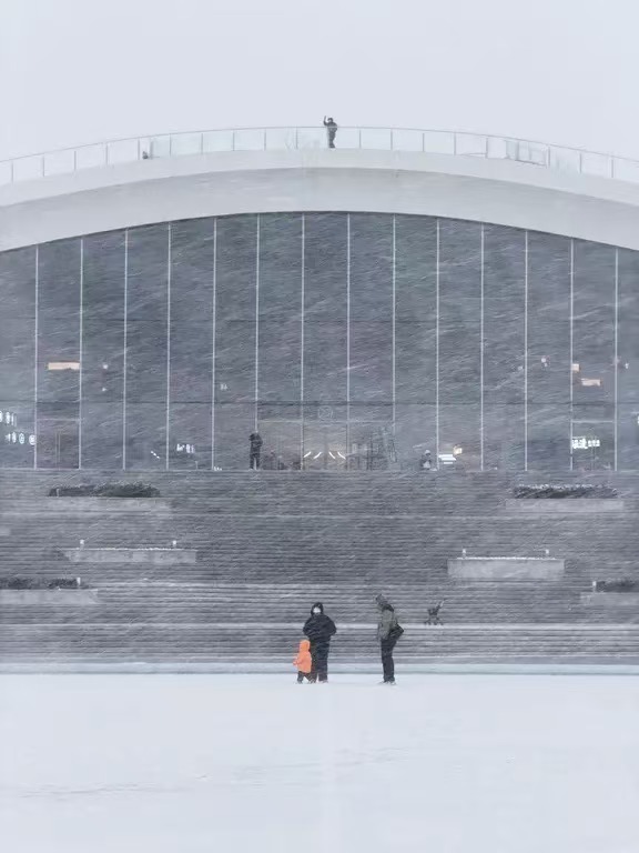 广东人特意跑威海看雪：晚上路上没什么人，都是南方人在玩雪