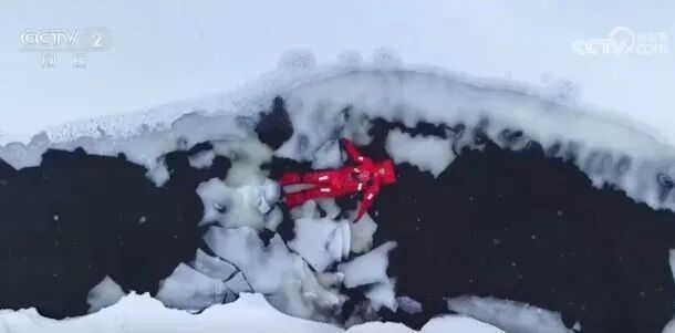 “极寒躺冰” 、冰上龙舟……今冬冰雪“花式”玩法层出不穷