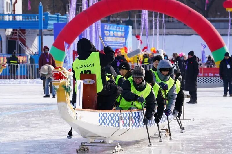 “极寒躺冰” 、冰上龙舟……今冬冰雪“花式”玩法层出不穷