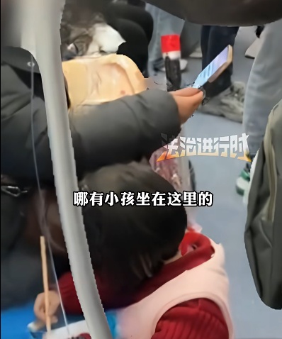 事发上海地铁！女孩跪地在座位写作业，大爷质疑，网友也吵翻了…