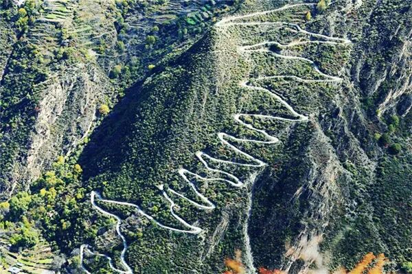 清晨驾车冲入路边沟渠！驾车途经农村道路一定要注意这些……