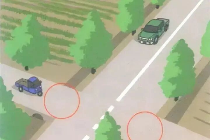 清晨驾车冲入路边沟渠！驾车途经农村道路一定要注意这些……