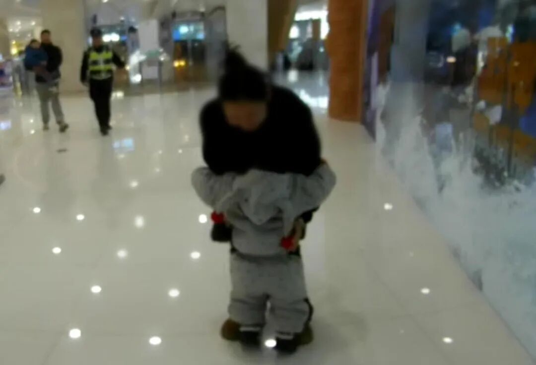 2岁小孩在杭州一商场走丢，警民携手快速寻回！00后外地宝妈：“一定再来杭州！”