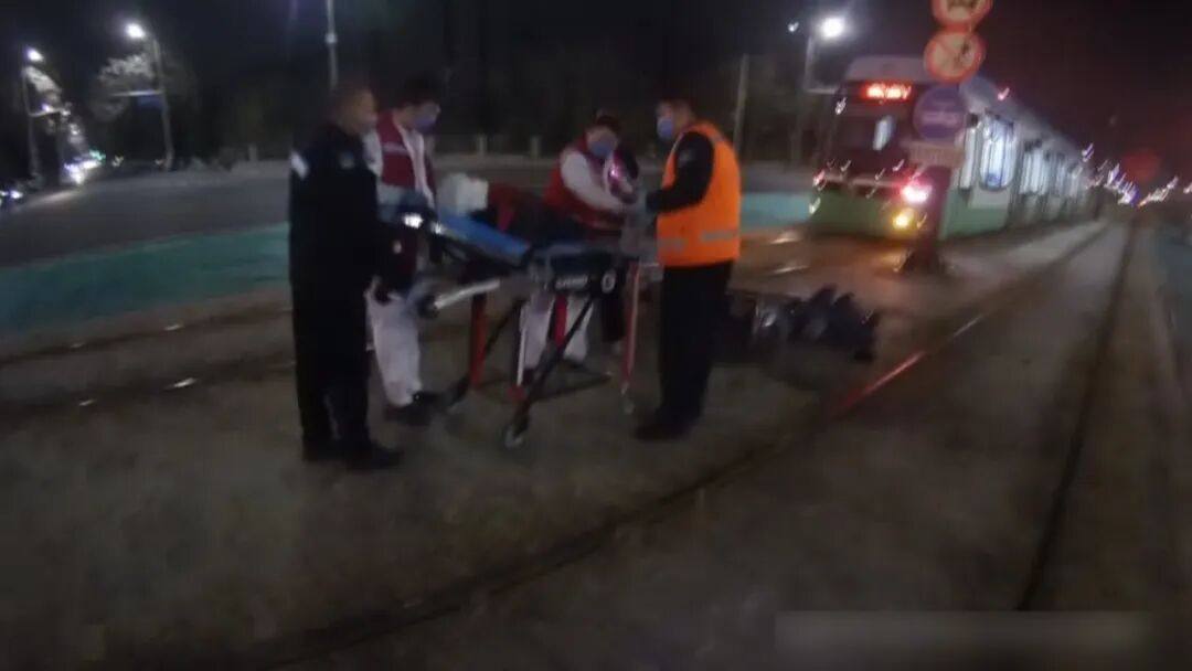 路面大片血迹，电动自行车车主倒地，称遭遇肇事逃逸！北京警方一查——