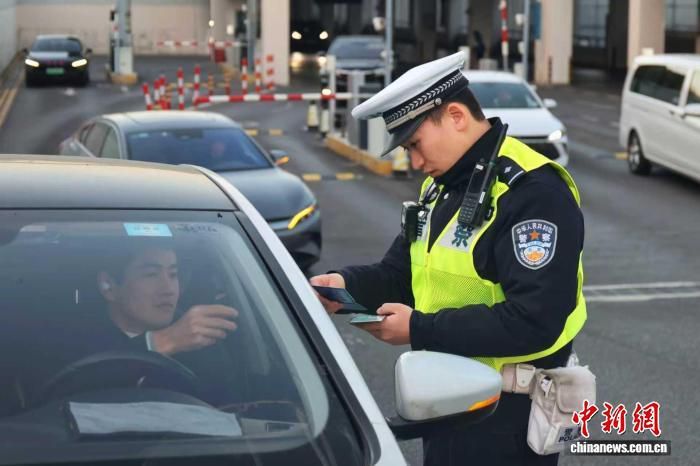 上海警方打击“黑车”“宰客”乱象 8人被处罚2人被刑拘 上海警方打击“黑车”“宰客”乱象 8人被处罚2人被刑拘