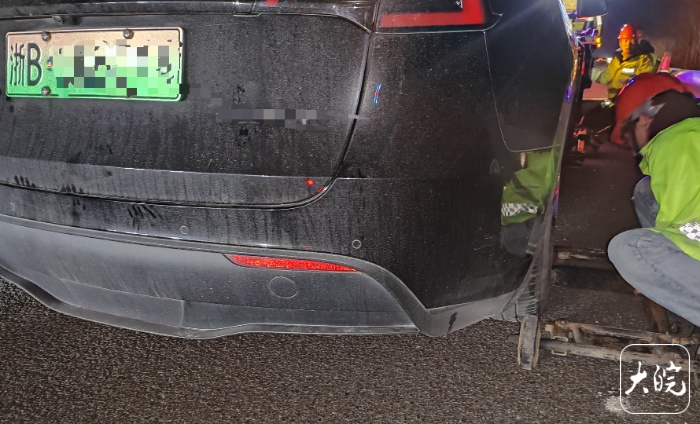 一家5口新能源车高速耗尽电量被困,车内求救!民警:机械门把手可操作 一家5口新能源车高速耗尽电量被困,车内求救!民警:机械门把手可操作