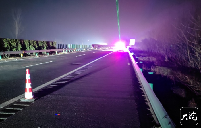 一家5口新能源车高速耗尽电量被困,车内求救!民警:机械门把手可操作 一家5口新能源车高速耗尽电量被困,车内求救!民警:机械门把手可操作