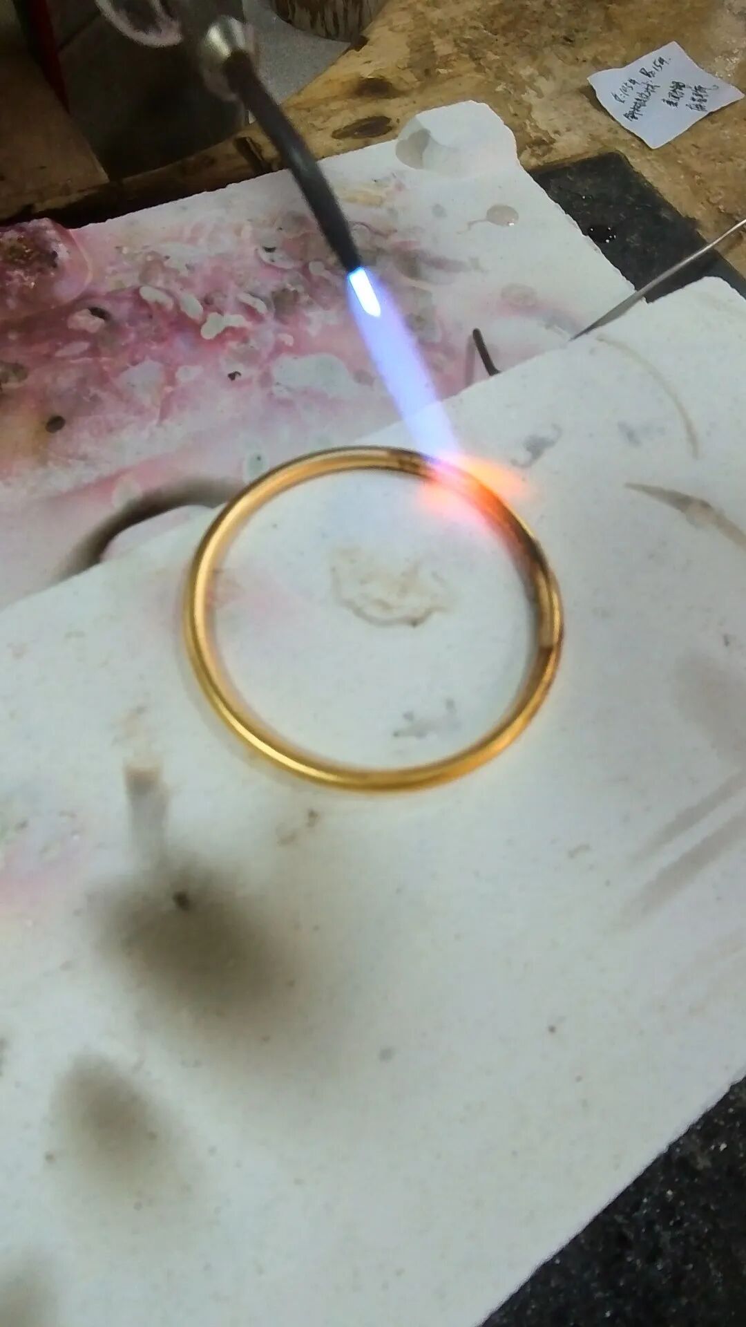 女子欲将金手镯变现，店主“神秘操作”火烧纯金变黑，回收价立刻打八折！专业人士揭秘