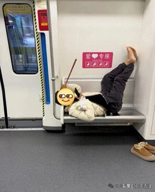 地铁“爱心专座”被当床睡,乘客:我天天“贴脸杀”! 地铁“爱心专座”被当床睡,乘客:我天天“贴脸杀”!