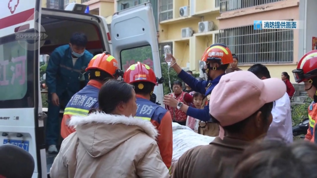 低头装修的功夫,9岁女童从楼顶缝隙坠落!这场救援看得人手心冒汗 低头装修的功夫,9岁女童从楼顶缝隙坠落!这场救援看得人手心冒汗