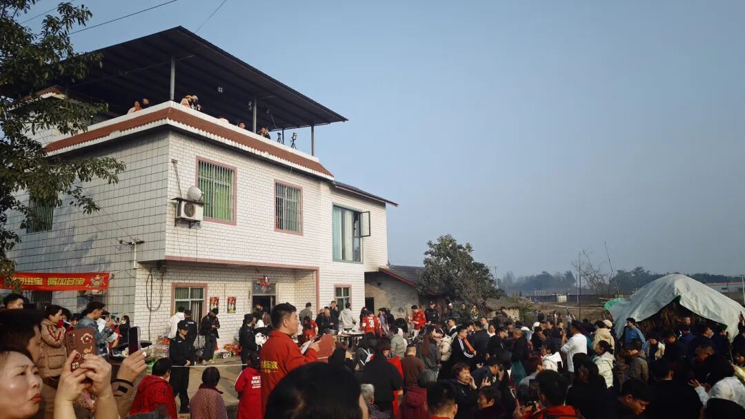 “呆呆刨猪宴”爆火！堵车3公里、杀5头猪开流水席