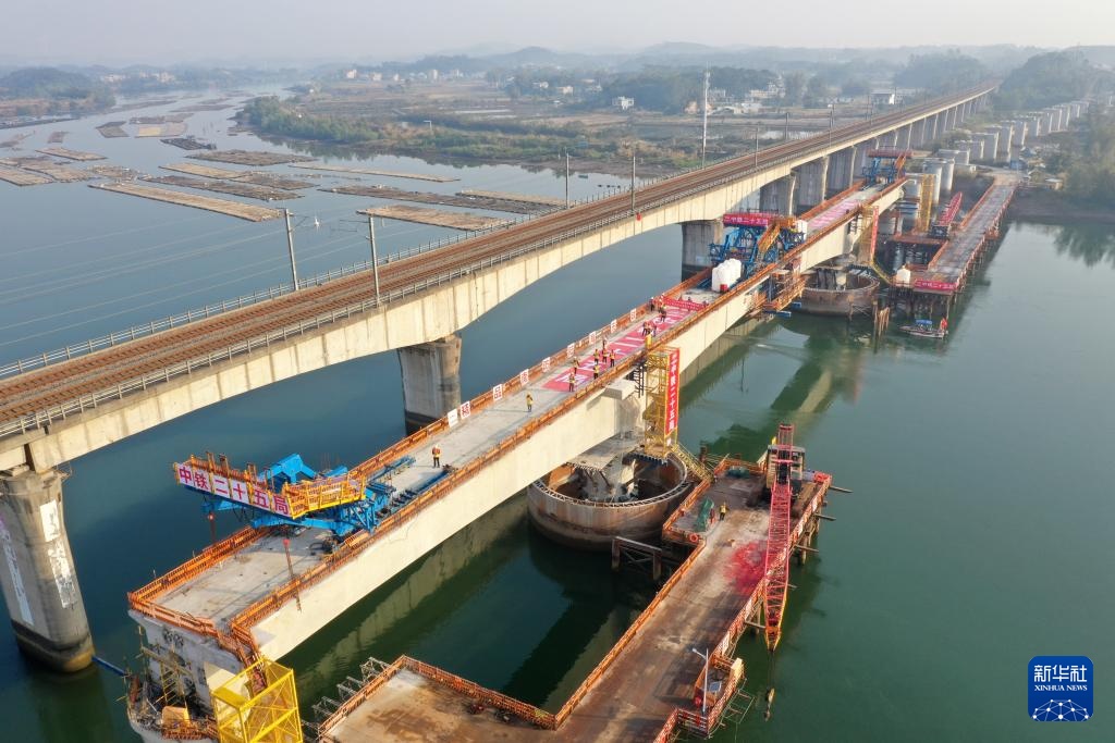 南防铁路茅岭江特大桥连续梁主跨合龙