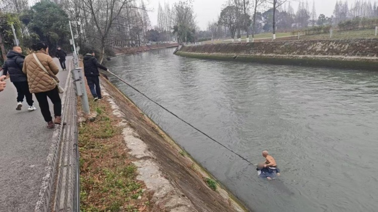冰河勇者！71岁大爷纵身一跃，寒冬救下落水男子