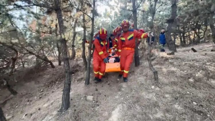 天寒地冻!青岛一女子登山摔伤无法行动,被困于山腰陡坡处!紧急救援! 天寒地冻!青岛一女子登山摔伤无法行动,被困于山腰陡坡处!紧急救援!