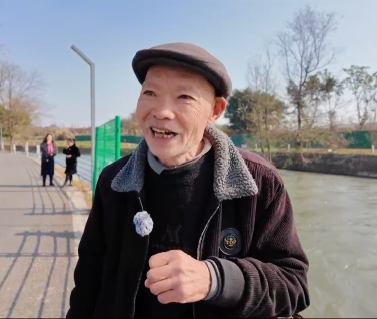 冰河勇者！71岁大爷纵身一跃，寒冬救下落水男子