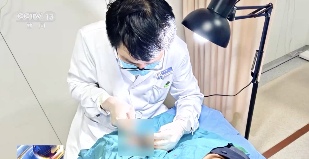 女警徒手夺刀,脸上缝30多针:后怕但不后悔 女警徒手夺刀,脸上缝30多针:后怕但不后悔