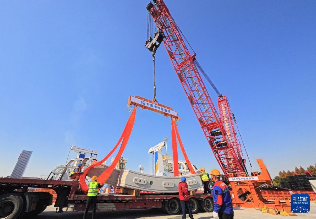 崇太长江隧道2号竖井掘进机“启明号”顺利始发