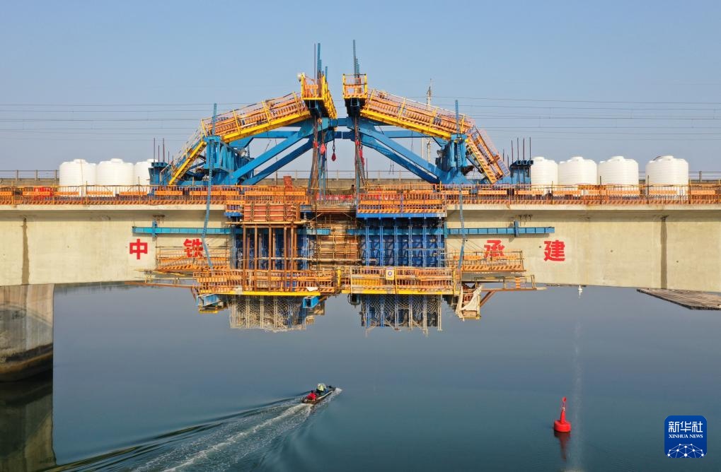 南防铁路茅岭江特大桥连续梁主跨合龙