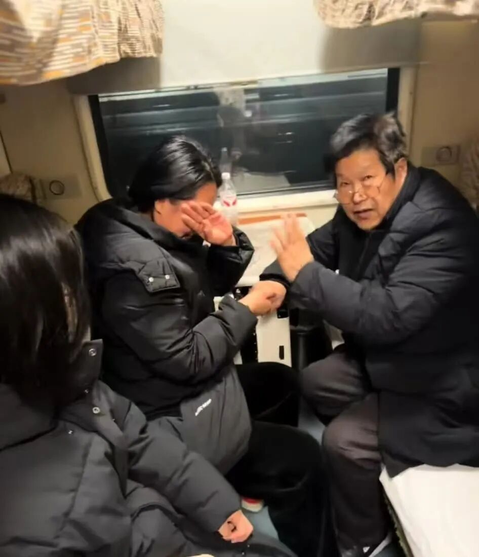 这份记挂让人泪目！火车上，71岁老师一眼认出20年前的学生