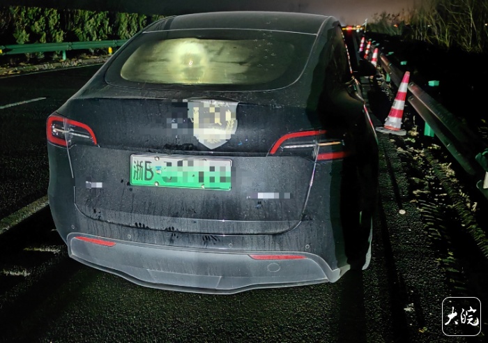 一家5口新能源车高速耗尽电量被困,车内求救!民警:机械门把手可操作 一家5口新能源车高速耗尽电量被困,车内求救!民警:机械门把手可操作