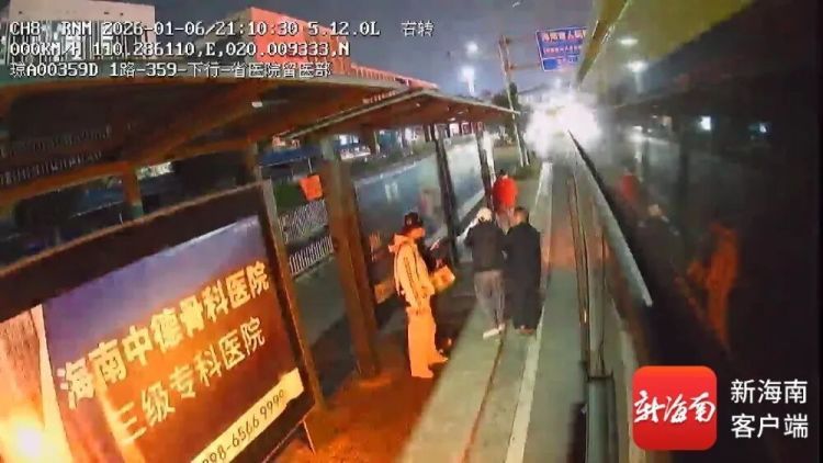 海口一男子乘车时突然不适，司机、护士、乘客联手救援！