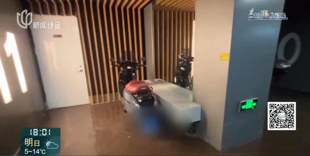 上海一业主抗议：不交钱，还有理了？"肇事"爷叔喊冤：她和我作对！