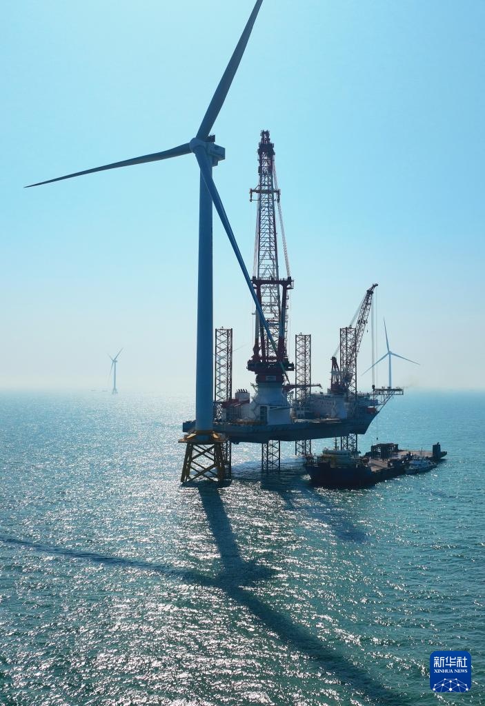 20兆瓦海上风电机组在闽南海域完成吊装