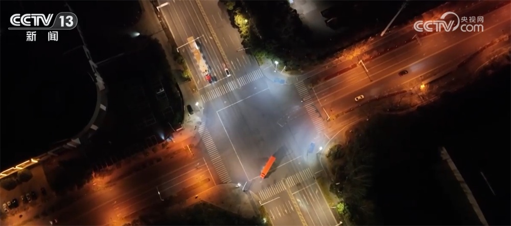 路口交通信号灯夜间开启“冬季模式” 让群众出行更顺畅 路口交通信号灯夜间开启“冬季模式” 让群众出行更顺畅