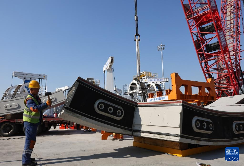 崇太长江隧道2号竖井掘进机“启明号”顺利始发