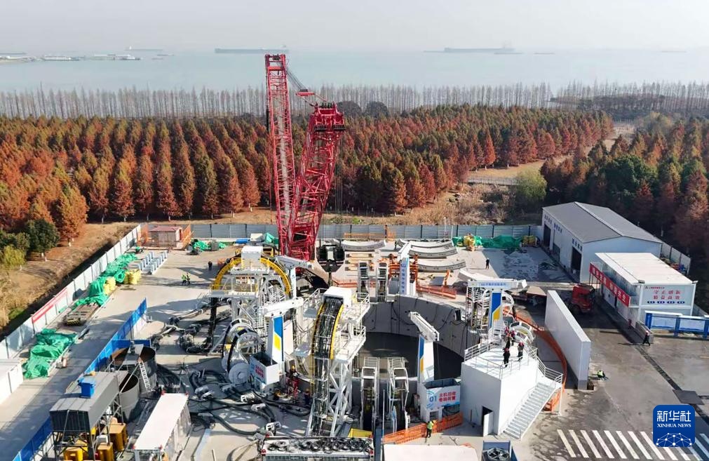 崇太长江隧道2号竖井掘进机“启明号”顺利始发