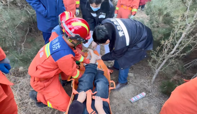 天寒地冻!青岛一女子登山摔伤无法行动,被困于山腰陡坡处!紧急救援! 天寒地冻!青岛一女子登山摔伤无法行动,被困于山腰陡坡处!紧急救援!