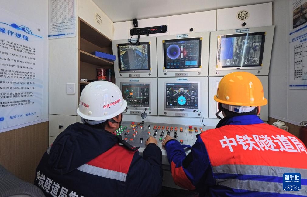 崇太长江隧道2号竖井掘进机“启明号”顺利始发