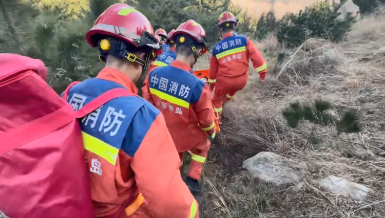天寒地冻!青岛一女子登山摔伤无法行动,被困于山腰陡坡处!紧急救援! 天寒地冻!青岛一女子登山摔伤无法行动,被困于山腰陡坡处!紧急救援!