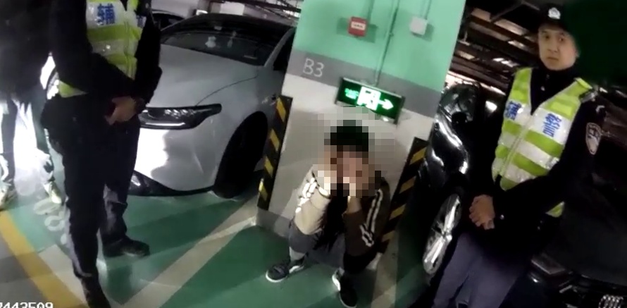 不对劲！女子临时返回车库，竟发现车后座有个陌生男人