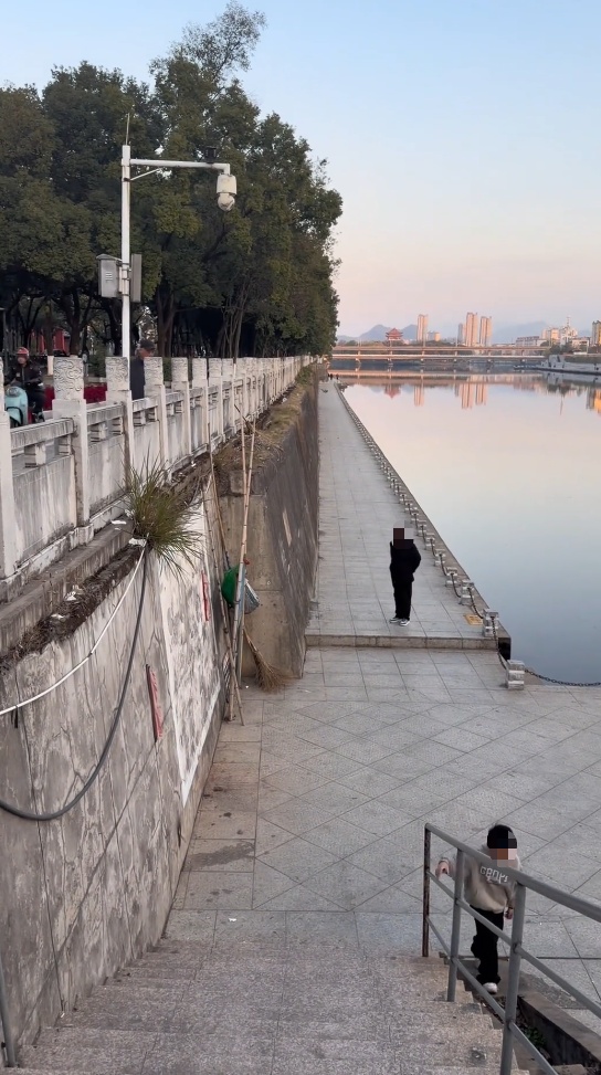 小孩靠近河边就被点名劝离,网友点赞江西一河道旁“防溺水系统” 小孩靠近河边就被点名劝离,网友点赞江西一河道旁“防溺水系统”