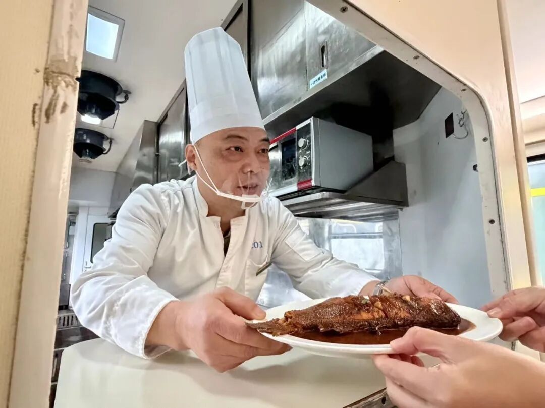 赫赫有名的"移动大饭店"打烊!上海人集体送别,现炒本帮菜成独家回忆… 赫赫有名的"移动大饭店"打烊!上海人集体送别,现炒本帮菜成独家回忆…