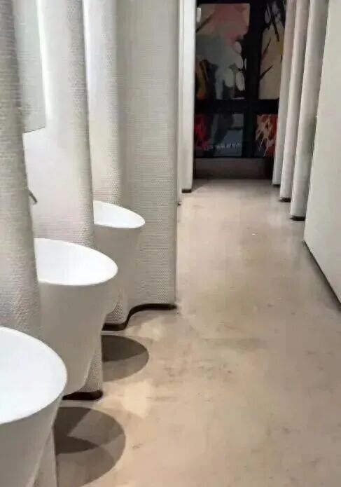 网友吐槽商场男厕洗手台太像小便池：“差点就用错了！”商场客服回应→