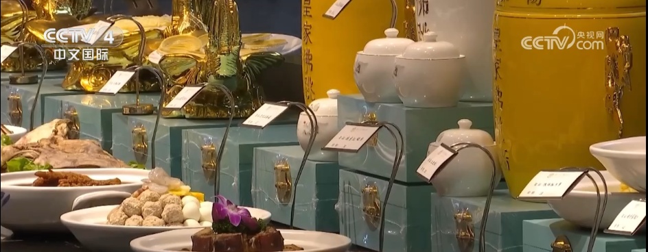 马元素年货走俏、年夜饭预定火爆……“年经济”势头强劲 释放蓬勃消费活力 马元素年货走俏、年夜饭预定火爆……“年经济”势头强劲 释放蓬勃消费活力