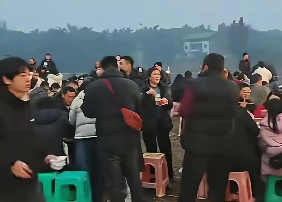 烟火气里的经济账：千人刨猪汤宴背后，是重庆乡村文旅的新商机