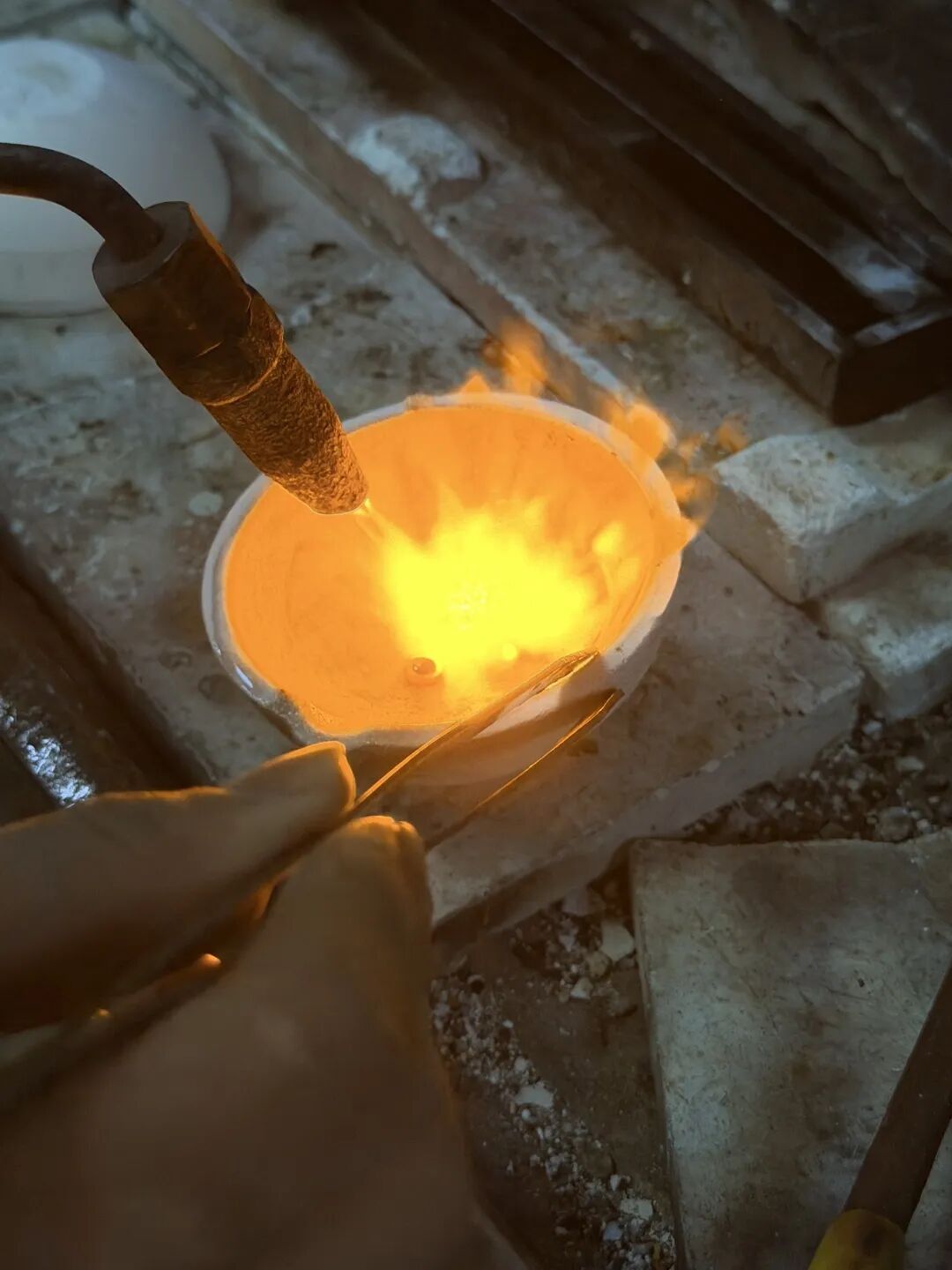 女子欲将金手镯变现，店主“神秘操作”火烧纯金变黑，回收价立刻打八折！专业人士揭秘