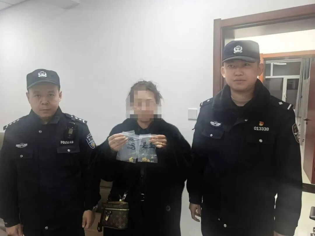 啥情况?事发呼和浩特!老人路边捡到小袋子,没想到里面竟是黄金… 啥情况?事发呼和浩特!老人路边捡到小袋子,没想到里面竟是黄金…