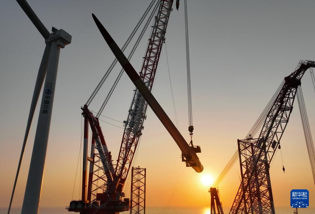 20兆瓦海上风电机组在闽南海域完成吊装